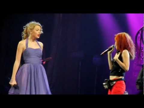 hayley - Taylor Swift brings out a special guest during her Nashville show on the Speak Now tour... Hayley Williams. Taylor and Hayley sing Paramore -