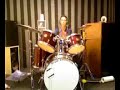joey is aan het drummen