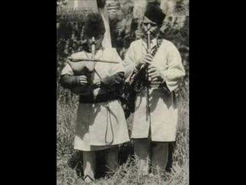 ovidiuseugen - http://en.wikipedia.org/wiki/Vlachs_of_Serbia Un dans autentic rumânesc (românesc) care se juca, în special, la nunţi şi, în principiu, doar de bărbaţi. Înre...