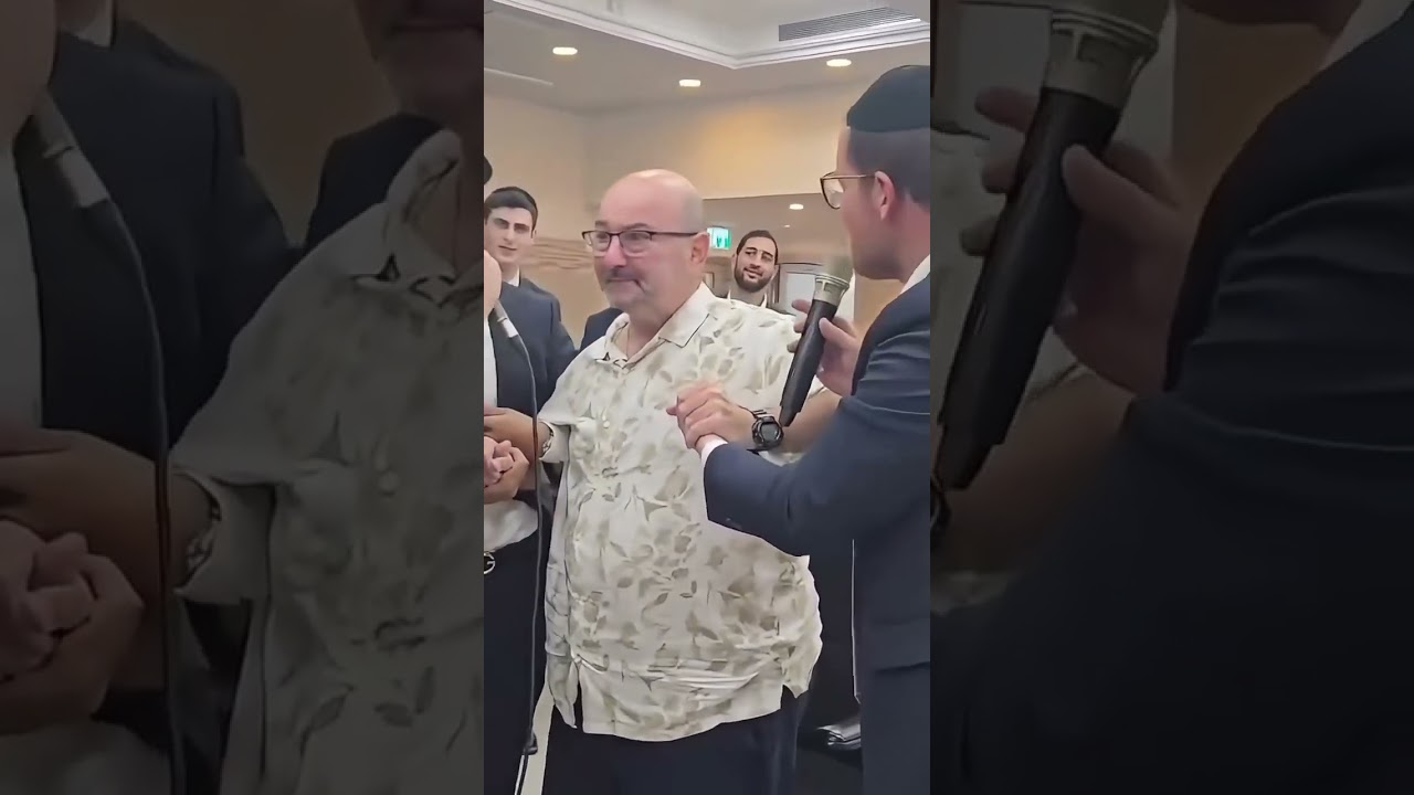 טל אביו של שורד השבי בר קופרשטיין, עומד