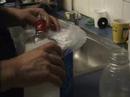 Como encaletar una botella en una inocente caja de jugo
