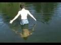 videos de Kid paid 5 dollars to swim across a crap filled lake
