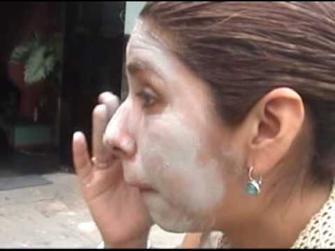 ACNE PIEL HERMOSA DE ADOLESCENTE CON MASCARILLA DE BARRO