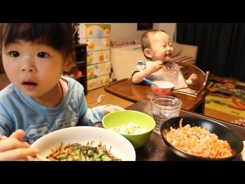 Rino - 2013年4月10日/Y:1歳5ヶ月/R:3歳10ヶ月 We eat dinner together. It is daily work Rino sprinkles Furikake on rice recently, and to eat. Her duty is to sprinkle Furikake o...