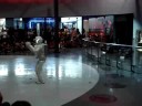 Asimo se da una vueltecita por el Miraikan.