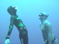 videos de Rachel and Mandy freedive to 75ft (23m)