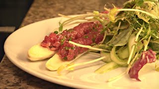 Gefüllter Spargel mit Rindertatar an Sprossensalat (Vorspeise)