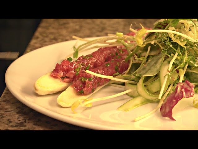 Gefüllter Spargel mit Rindertatar an Sprossensalat (Vorspeise)