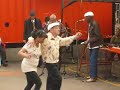 Deux petits vieux dansent sur de la musique cubaine à Bogotá