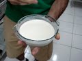 Nosso experimento NT de um líquido não newtoniano à base de amido de milho e H2O! Receita: meio copo de água e maisena até seu cérebro não entender o que está acontecendo. www.inspiira.org