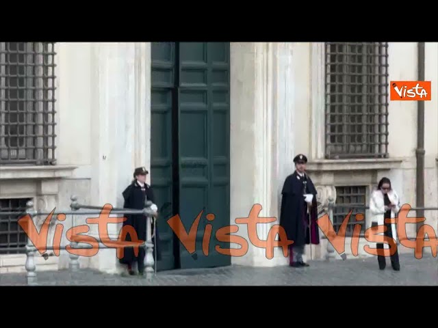 Il portone di Palazzo Chigi viene accostato dopo l'arrivo di Zelensky