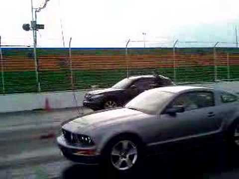 Infiniti FX45 vs. 06 Mustang GT on drag Doka montreal