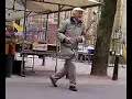 Opa maakt de straten van Rotterdam wel heeél gezellig