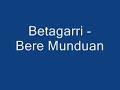 betagarri - bere munduan 

uda baten hasiera partean agertu zen
hondartzatik pasieran zebilen
itsasoa isilik begiratzen
inork hemen ez zuen gizon hura ezagutzen
baina uda horretan egunero ikusten
herrikoa bezala bihurtu zen
bizarraz eta arropa berdinarekin jantzita
begi ilunak baina argitsuak
ez dakit nola baina itxura ederraz
egunero hemendik hara ikusten genuen
ezer berezirik egin gabe ere
bere munduan sartzera gonbidatzen
eta benetan mundu ederra
izango zela bere barnean
bere bakean, bakardadean
amets bakarra bere munduan
ooh! bere munduan
ooh! amets bakarra
eta egunak pasatzen ziren lasaitasunean
irribarreak eskaintzen zizkidan
bere mundua erakutsi nahian
agurrik ez egun euritsu eta gris batean
denak herrian ginen bitartean
galdu egin zen itsasoan barrena
eta benetan mundu ederra
izango zela bere barnean
bere bakean, bakardadean
amets bakarra bere munduan
ooh! bere munduan
ooh! amets bakarra