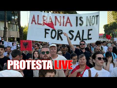 Mijëra shqiptarë protestojnë në Tiranë me flamuj amerikanë dhe gjermanë
