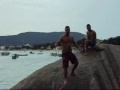 Slack line sobre o mar