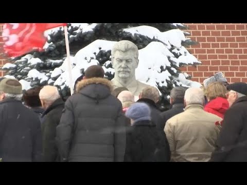 Zum 65. Todestag: Zahlreiche Menschen gedenken Diktator ...