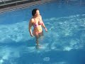 Chica sale de un salto de la piscina