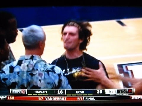2014 UCSB STUDENT FAN STORMS COURT SOLO DURING HAWAII vs SANTA BARBARA CBB HIGHLIGHTS