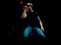 AC abrió el Salmón (Quintuple CD). LETRA: No soy de Rosario central pero soy un canalla//no me merezco ni limpiarme los zapatos//Un canalla como yo no se hace se nace así//lo supe desde la primera vez que me vi a mi.//Tené cuidado con la gente como yo//soy canalla sin darme cuenta//y cuando empiezo ya no puedo parar//soy un mal tipo desde mi más tierna edad.//Y cuando empiezo ya no puedo parar//soy un mal tipo desde mi más tierna edad.