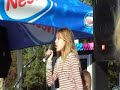 Noël zingt are you kidding me van Anouk op een bedrijfsfeest