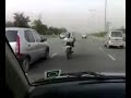 Motociclista maneja sin manos y envía mensajes de texto