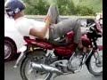 Motorista tumbado enviando mensajes Motorista tumbado enviando mensajes