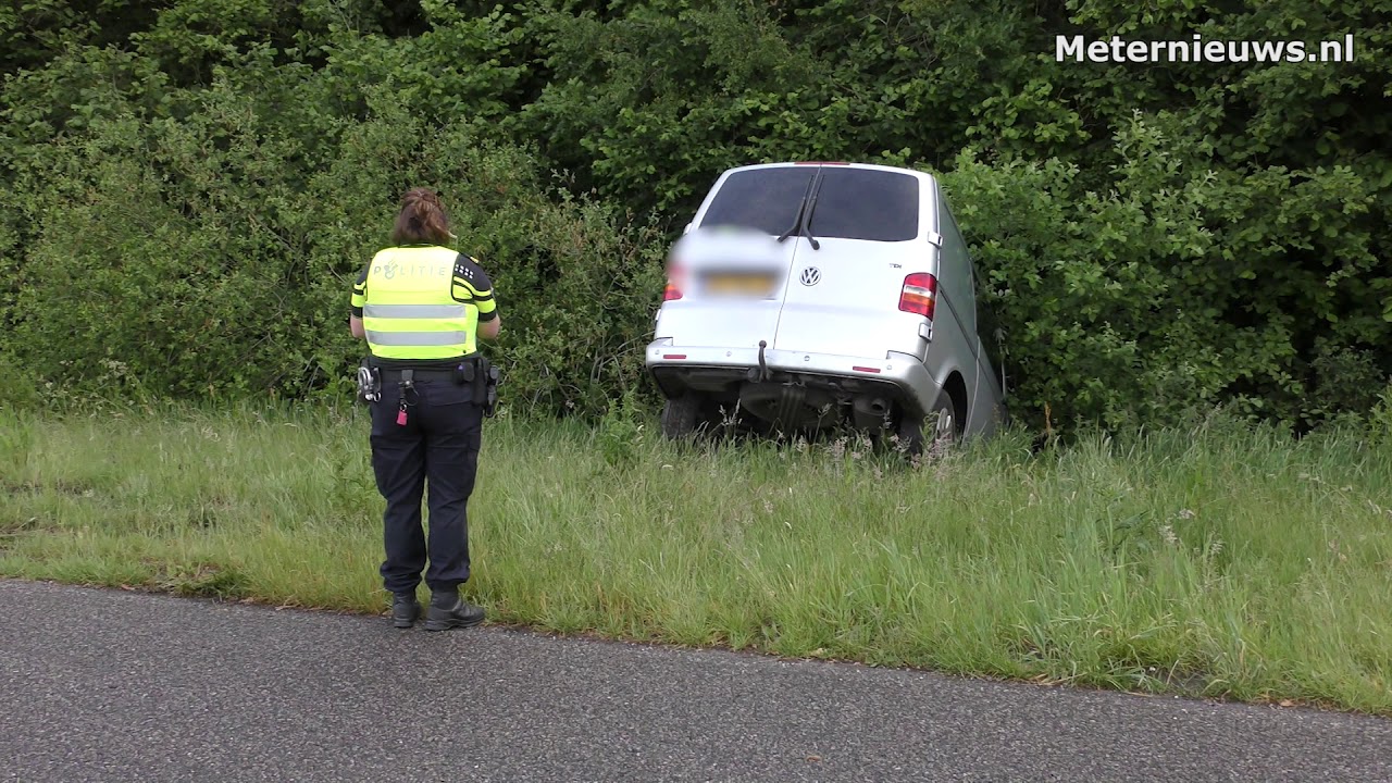 Busje van de Scheidingsweg geraakt en sloot in Wijster ingedoken (Video)