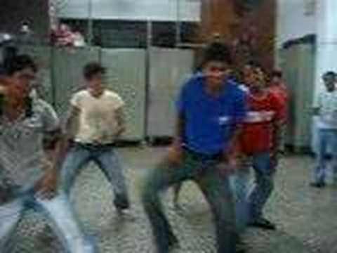 Bollywod - Els nens crescudets acollits per l'ONG S.Balaak de Delhi ens fan una exhibició de balls de Bollywood. Nosaltres, amb la boca oberta; ells, amb un somriure.