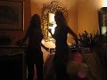 .....mmmm dos rubias muy locas haciendo el gamba......jaaja