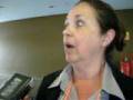 Tayna entrevistando a dona Cristina no seminario SME Olhares a Educação