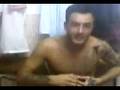 Alessio cantante nello spolgiatoio