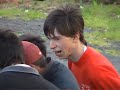 Aqui estoy entrenando en Serra de Outes el 9 de abril de 2006. Primer fin de semana con el kart. Soy el del mono rojo y amarillo. El kart es un chasis Vmax y el motor es Parilla X30 125 cc 30caballos. El chaval que me adelanta lleva muchas vueltas a sus espaldas, de todas formas nos veremos las caras este verano, jejejej