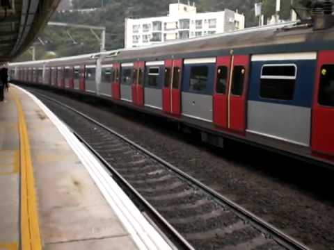 出廠列車 ( MLR ) 駛經港鐵大學站