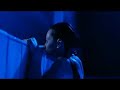 3 colores Azul Juliette Binoche en la piscina