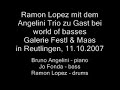 ein etwas konzentrierterer blick auf ramon lopez (drums. er spielte zusammen mit jo fonda (bass) und bruno angelini (piano) am 11.10.07 in der galrie festl & maas / 