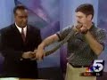 Presentador de television se vuelve loco y cae al suelo Presentador de television se vuelve loco y cae al suelo