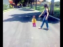 Giovanna indo ao parquinho