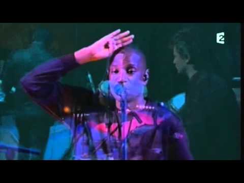 el Malik - Abd al Malik, de son vrai nom Régis Fayette-Mikano, est un rappeur, slameur, compositeur, écrivain et réalisateur français né dans le 14e arrondissement de P...