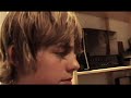 Danny en Edwin spelen het nummer \"You\"