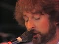 supertramp with roger hodgson live 1983 m�nchen old brown shoes
supertramp ist eine britische pop-/rockband, die in den 70ern und anfang der 80er jahre ihre gr��ten erfolge hatte. der name der band ist dem titel des buches the autobiography of a super-tramp (dt. supertramp. autobiographie eines vagabunden) von w.h. davies entliehen. der typische klang der meisten supertramp-kompositionen wurde erzeugt durch das synkopische spiel auf einer wurlitzer a-200 (elektrisches klavier). eine individuelle note entstand auch durch den einsatz der klarinette, die in der rock- und popmusik ansonsten selten verwendet wird. mit ihrem erfolgreichen konzept aus hintergr�ndigen texten und keyboard-orientiertem softrock konnte supertramp bis heute �ber 60 millionen alben weltweit verkaufen.