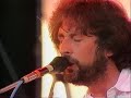 supertramp with roger hodgson live 1983 m�nchen old brown shoes
supertramp ist eine britische pop-/rockband, die in den 70ern und anfang der 80er jahre ihre gr��ten erfolge hatte. der name der band ist dem titel des buches the autobiography of a super-tramp (dt. supertramp. autobiographie eines vagabunden) von w.h. davies entliehen. der typische klang der meisten supertramp-kompositionen wurde erzeugt durch das synkopische spiel auf einer wurlitzer a-200 (elektrisches klavier). eine individuelle note entstand auch durch den einsatz der klarinette, die in der rock- und popmusik ansonsten selten verwendet wird. mit ihrem erfolgreichen konzept aus hintergr�ndigen texten und keyboard-orientiertem softrock konnte supertramp bis heute �ber 60 millionen alben weltweit verkaufen.
