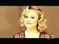 it's a vid of kristen bell getting her hair done for the golden globe awards 2005 on blowout