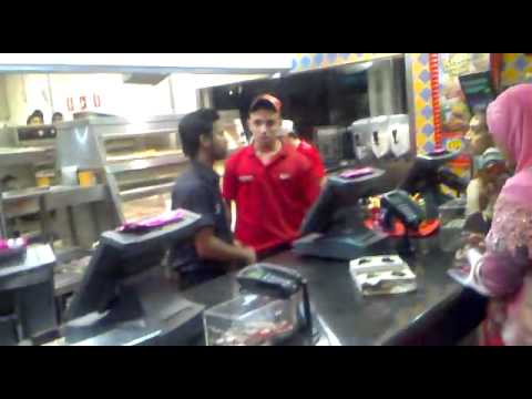 Un empleado de KFC insultó a una cliente que pidió una hamburguesa con tocino