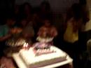 cantando o parabéns e assoprando as velinhas cantando o parabéns e assoprando as velinhas