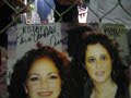 Gloria Estefan Firmandome un autografo