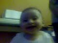 bebe riendose