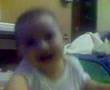 bebe riendose