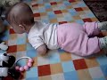 Lili se převrací na bříško