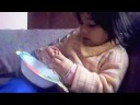 MI ARIANITA COMIENDO SUS RICAS HABAS